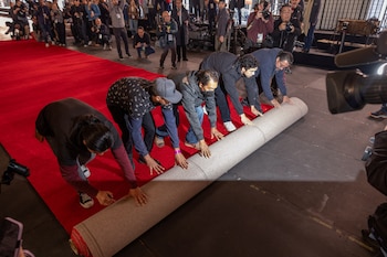 Organizaciones ambientales aconsejan donar las alfombras o alquilarlas para extender su vida útil y reducir el impacto ambiental del sector (REUTERS/Carlos Barria).