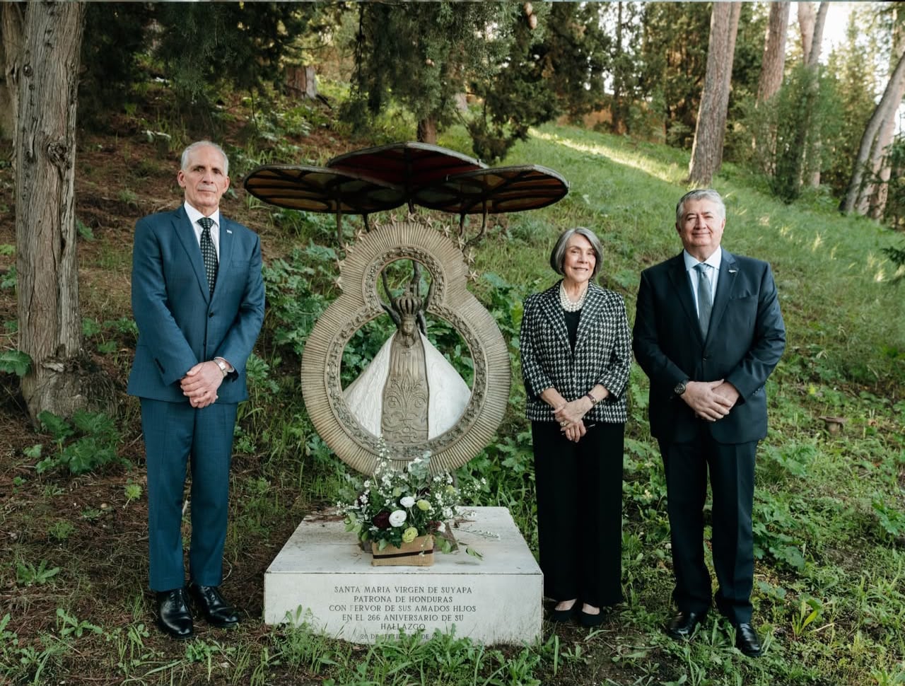 La réplica de la Virgen de Suyapa fue entronizada en los Jardines Vaticanos el 20 de septiembre de 2013. (Fotos: Casa Presidencial)
