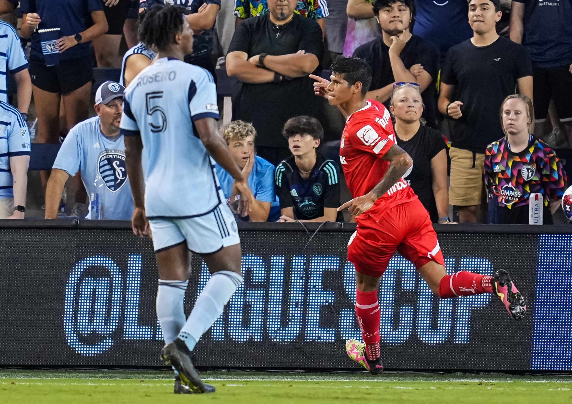 La escuadra universitaria suma al delantero paraguayo tras cerrar una negociación prolongada con Toluca. (Foto: Jay Biggerstaff-USA TODAY Sports)