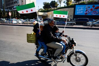 Un hombre viaja en una