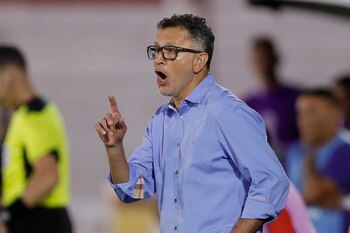 En la imagen un registro del director técnico Juan Carlos Osorio, nuevo entrenador del club colombiano América. EFE/Juan Ignacio Roncoroni/Archivo