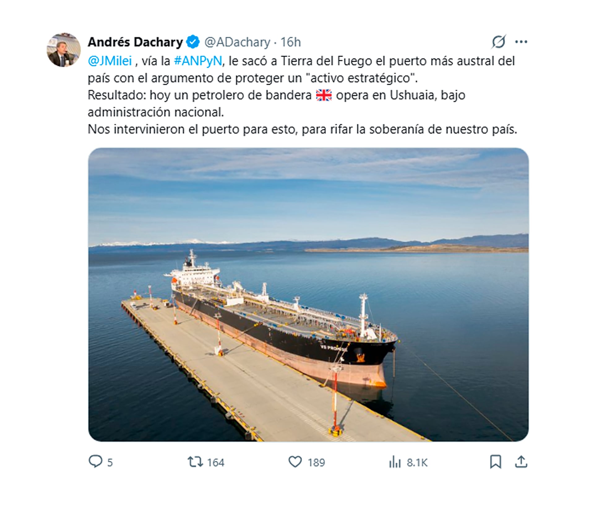El buque petrolero de bandera británica VS Promise permanece amarrado en el puerto de Ushuaia en el marco de una discusión sobre la gestión portuaria. (@ADachary)