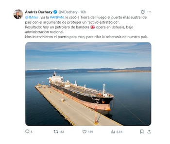 Captura de pantalla de una publicación digital con la fotografía aérea de un buque petrolero amarrado a un muelle junto al mar y montañas