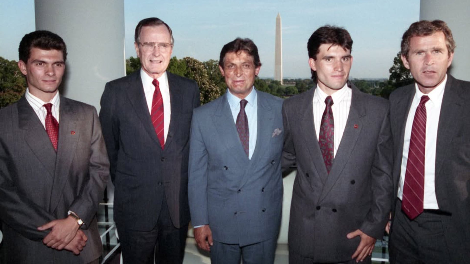 La Fundación George y Barbara Bush publicó fotos inéditas de un encuentro que sostuvieron en 1990, Jaime Paz Zamora y George Bush, expresidentes de Bolivia y EEUU, respectivamente, junto a sus hijos, dos de los cuales luego serían presidentes de ambos países.