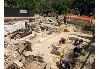 Los arqueólogos trabajan en el