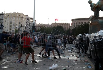 Los manifestantes se enfrentan a