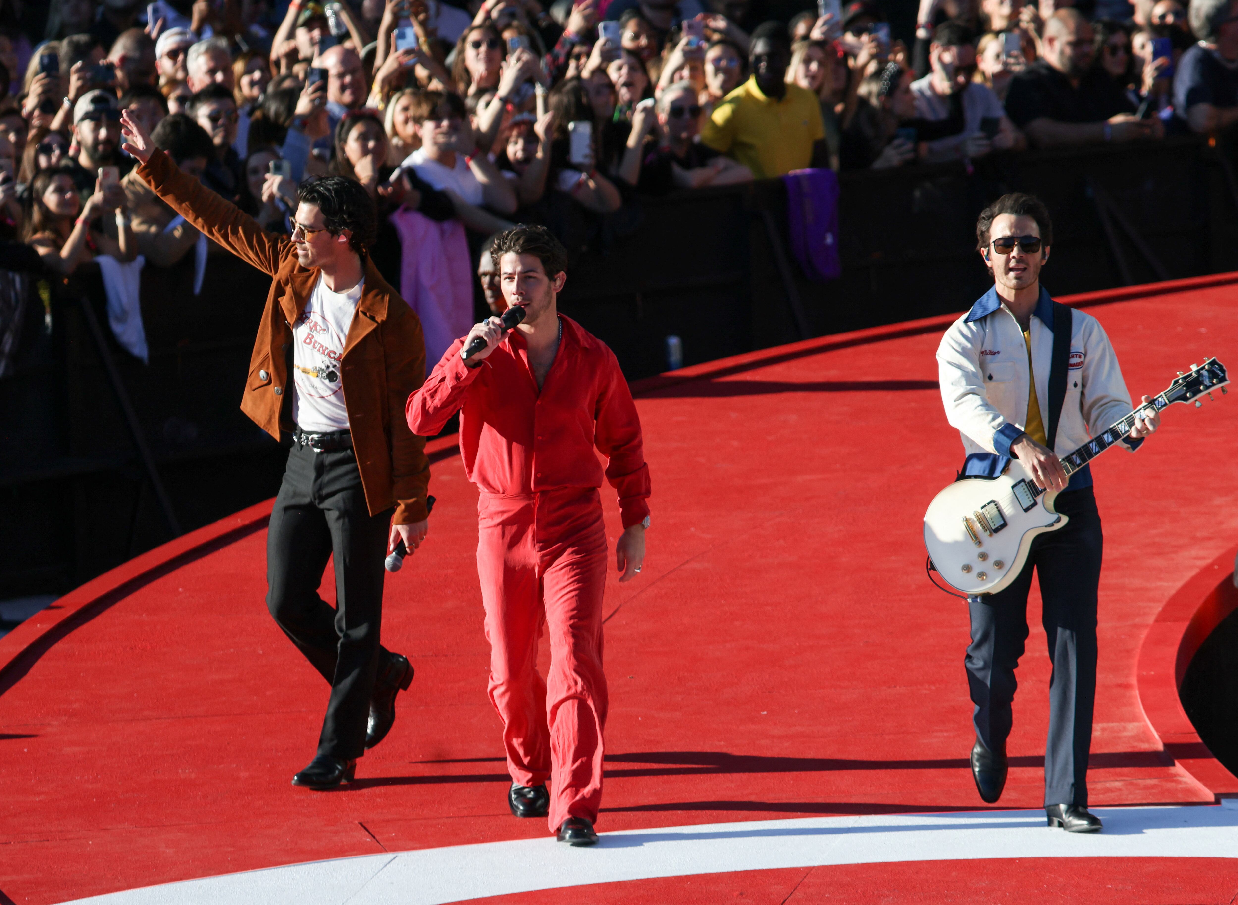Referencias retro y energía juvenil en la pasarela circular, con chaquetas de ante, conjuntos de pana y detalles bordados (REUTERS/Caitlin Ochs)