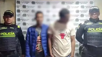 Uno de estos hombres agredió