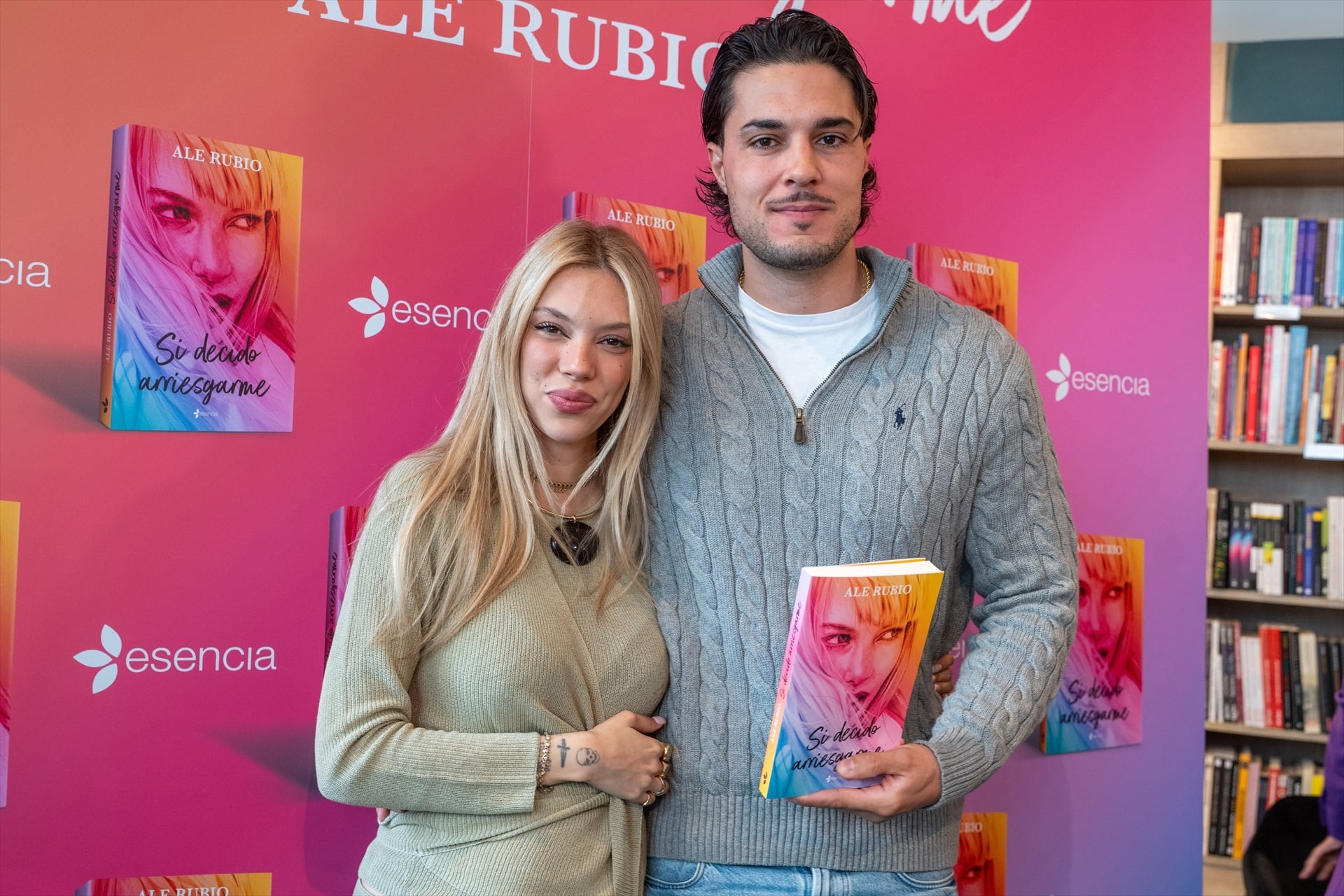 Carlo Costanzia y Alejandra Rubio durante la presentación de la primera novela de la joven titulada
