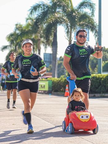Madres con bebés en carriolas formaron parte de la jornada deportiva organizada por el Ministerio de Obras Públicas. (Foto cortesía Secretaría de Prensa)