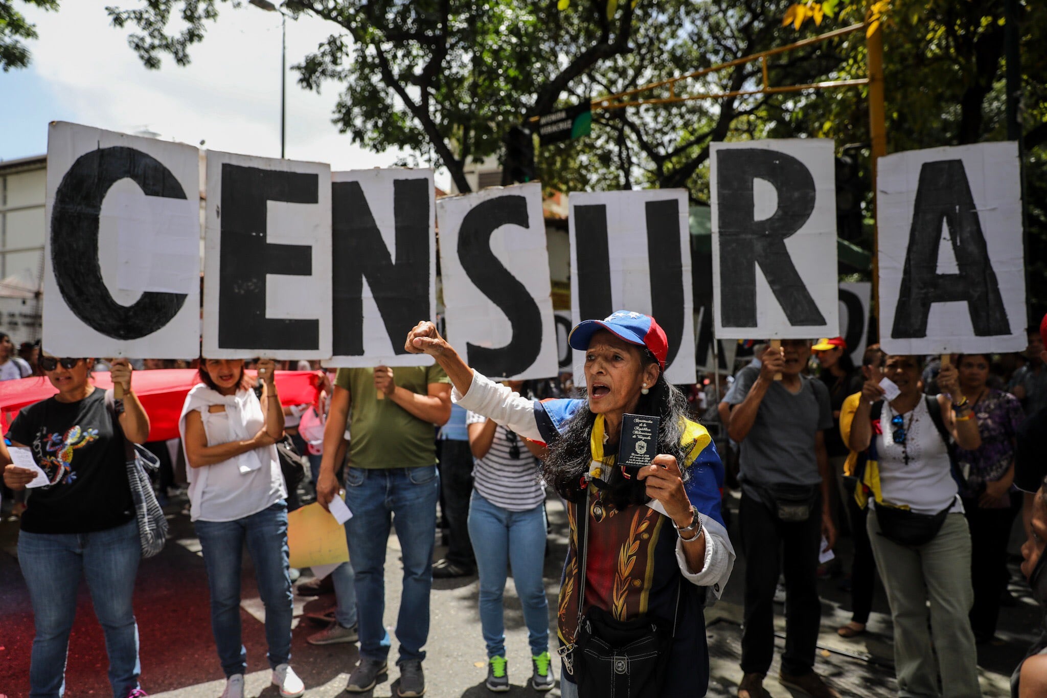 Fotografía de archivo de opositores en una protesta a favor de la libertad de prensa en Caracas (EFE/Miguel Gutiérrez)