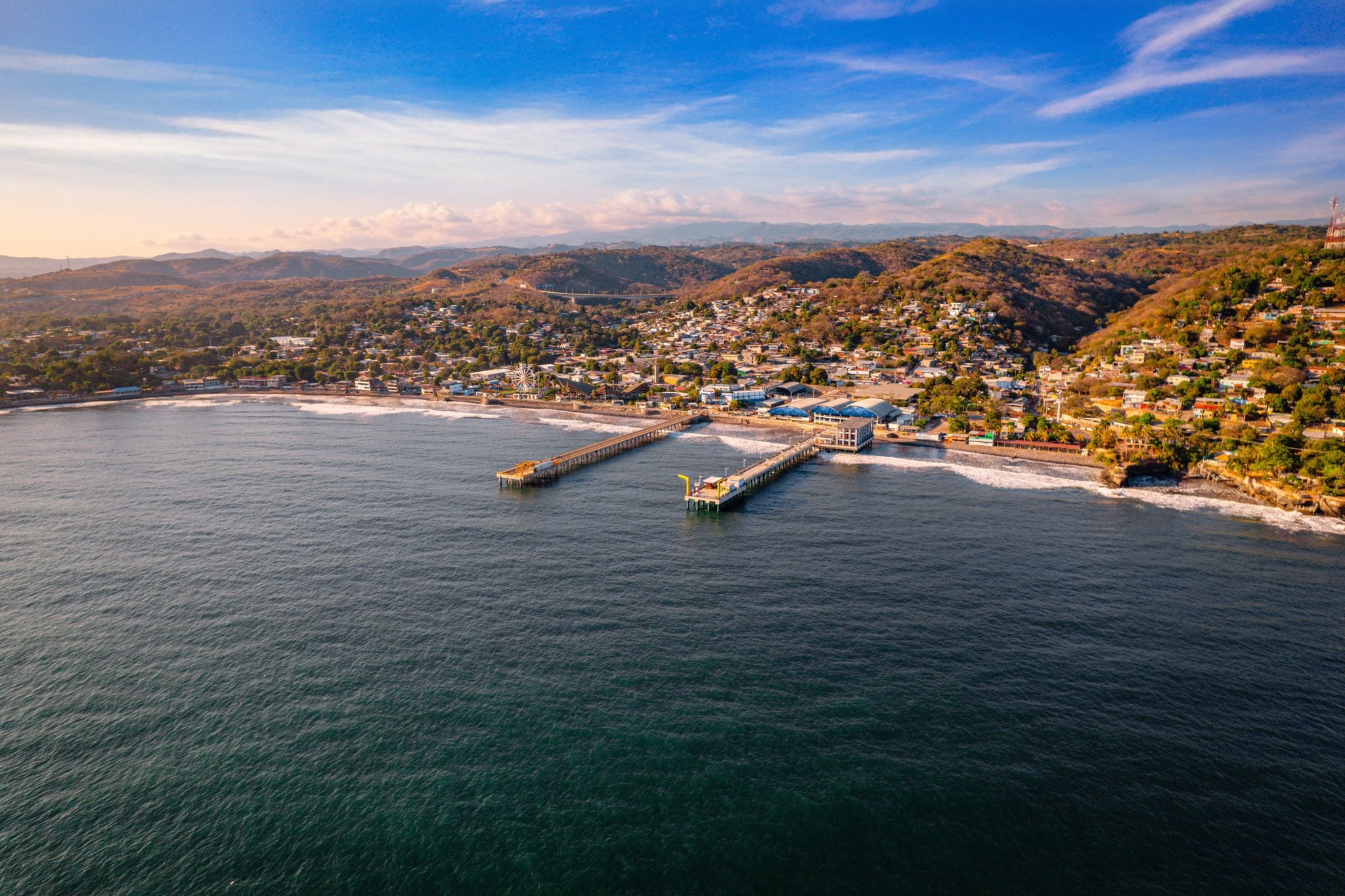 Se ubica en el litoral del departamento de La Libertad. Este espacio integra una serie de instalaciones y servicios orientados a la recreación, el turismo nacional e internacional, y la promoción de la gastronomía local. El complejo, administrado por el ISTU, es uno de los destinos más concurridos de la costa salvadoreña. También es escenario de eventos culturales, ferias gastronómicas y festivales musicales organizados en fechas especiales, particularmente durante la temporada vacacional y los fines de semana. /(Mitur)