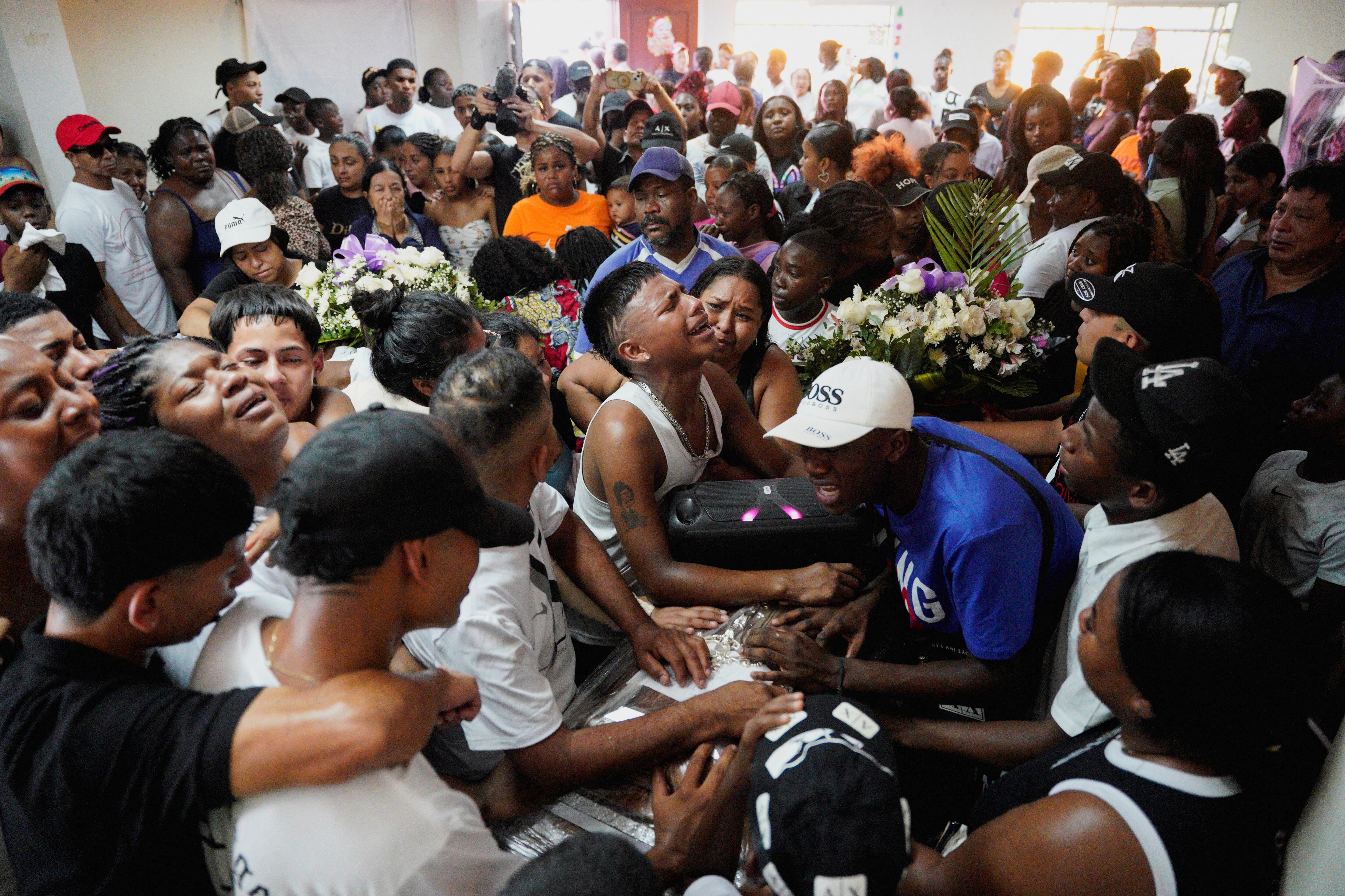 El dolor desbordó la jornada del 1 de enero en Las Malvinas, el barrio al que pertenecían los cuatro menores. (REUTERS/Santiago Arcos)