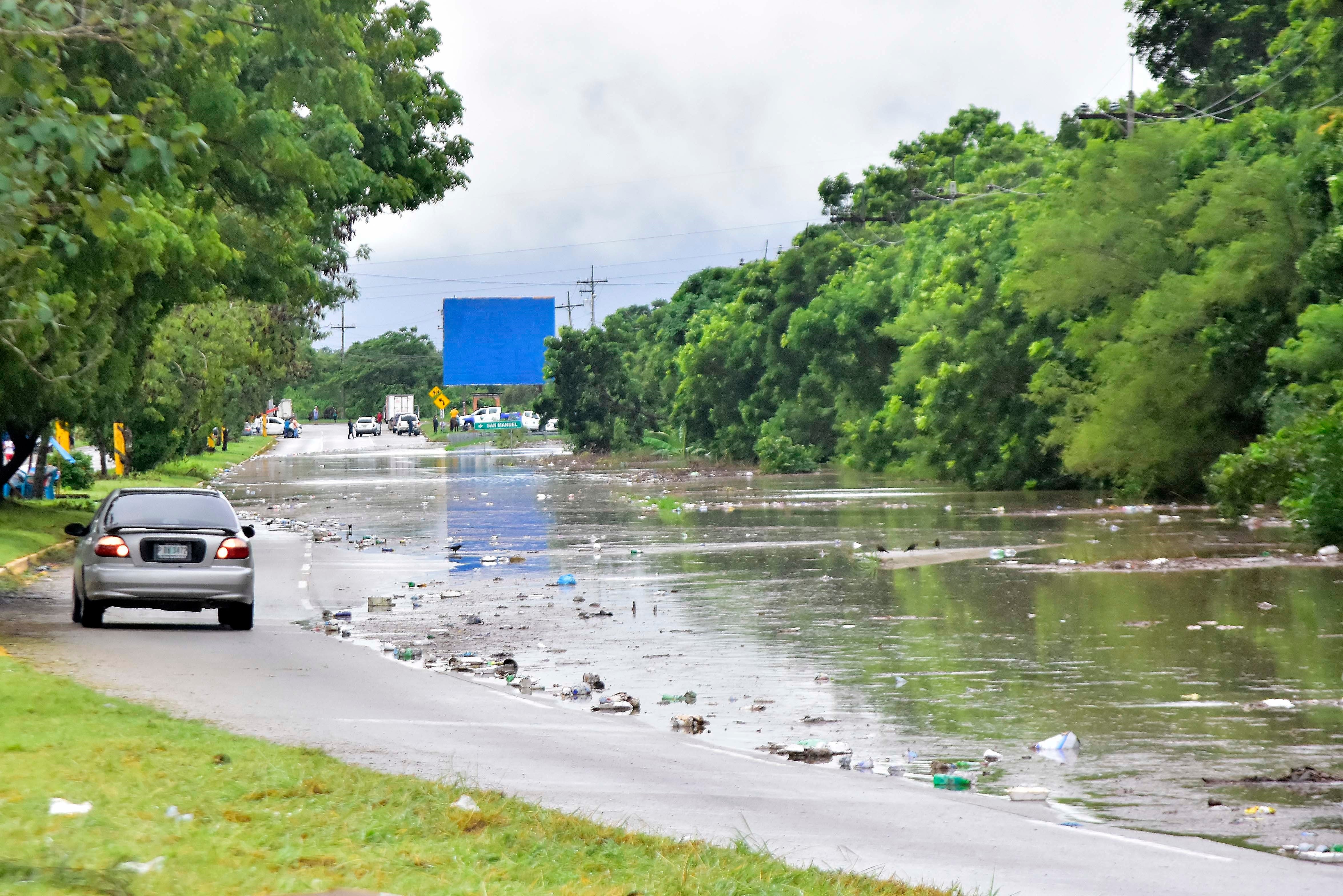 Fotografía de archivo que muestra la calle que conecta San Pedro Sula y Progreso, inundada a la altura de San Manuel a causa de las fuertes lluvias en San Manuel Cortés (Honduras). EFE/Jose Valle/Archivo