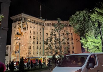 Un edificio dañado por un