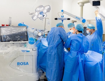 El Nuevo Hospital Rosales de El Salvador comenzó a realizar cirugías de rodilla asistidas por el sistema robótico ROSA./ (Nuevo Hospital Rosales)