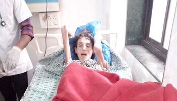 La mujer está fuera de