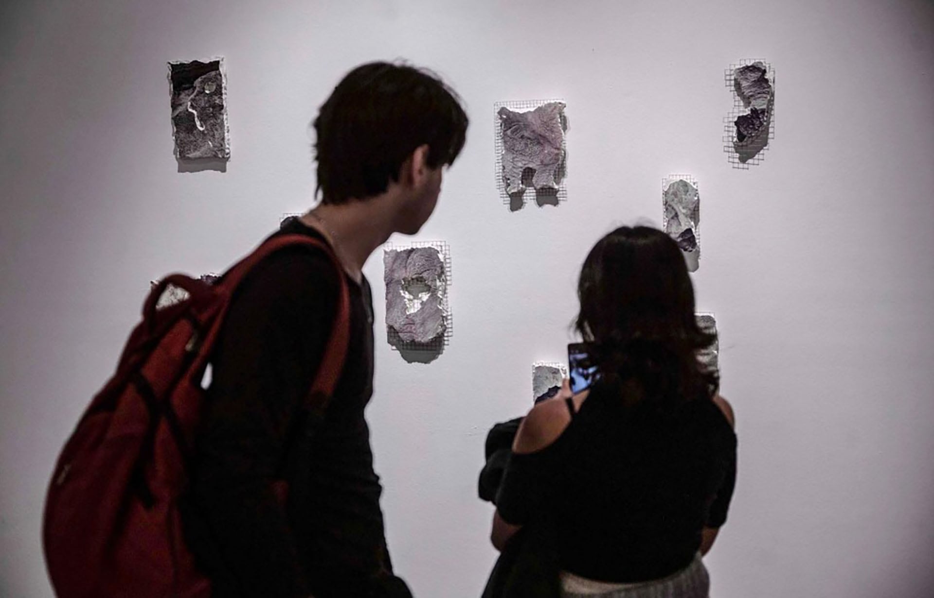 Rodrigo Etem presenta investigación sobre errores digitales en una muestra en el MACRO