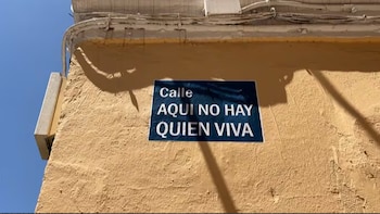 Los vecinos de Málaga que le han cambiado el nombre a la calle para denunciar la situación en la que están: “Calle Aquí no hay quien viva”