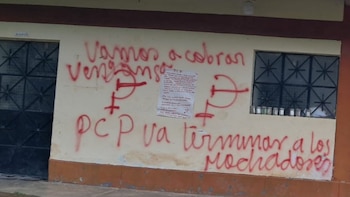 Fachada de colegio color crema y marrón con puerta y ventana. En la pared, pintas rojas dicen "Vamos a cobrar venganza" y "PCP va a terminar a los mochadores"