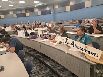 Los manifestantes asisten a una