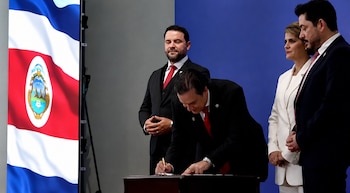 El rector de la Universidad de Santander aseguró que los 30,000 educadores tendrán acceso a una capacitación de alcance internacional. Crédito: Captura transmisión Presidencia de la República