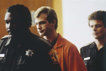 Jeffrey Dahmer detenido y custodiado