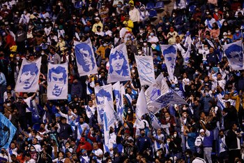 La afición de Puebla interactúa