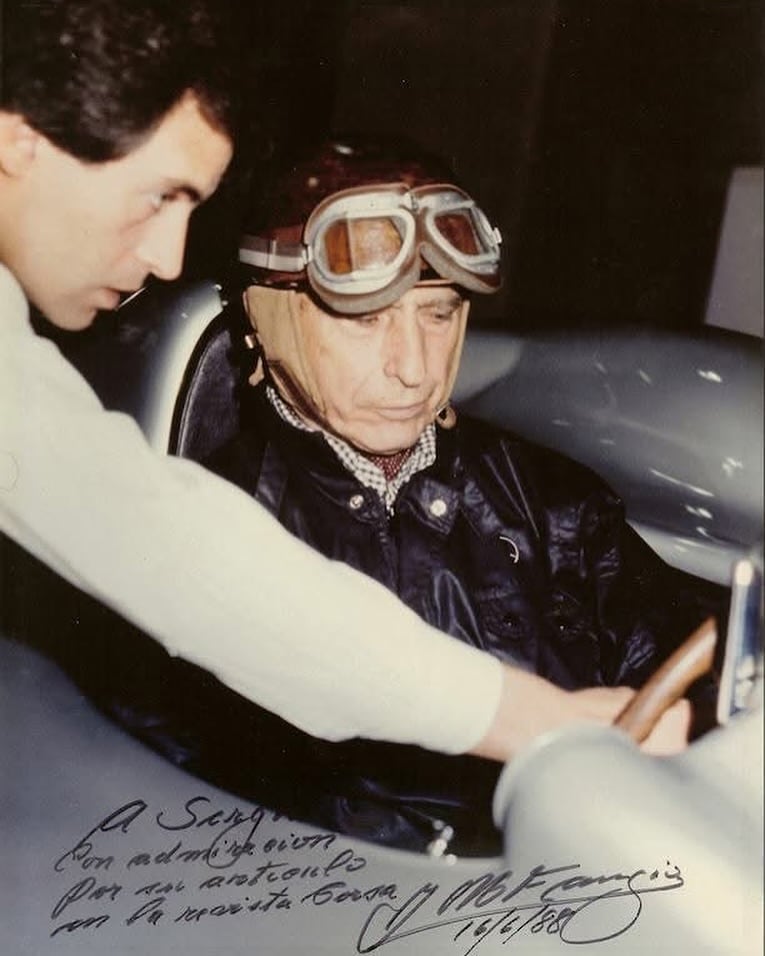 En su época de CORSA entrevistó a Juan Manuel Fangio, quien le escribió una dedicatoria en la foto juntos
