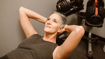 Ni nadar ni caminar: a partir de los 50 años las mujeres necesitan hacer este ejercicio para no perder masa muscular