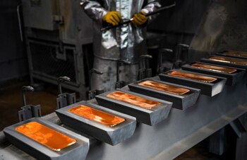 Un empleado funde lingotes de