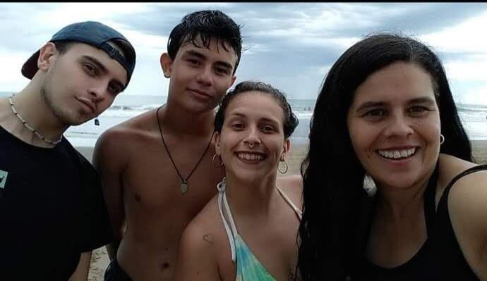 Verónika junto a sus tres hijos. (Desde la izquierda) Bautista, Benjamín y Melina