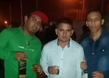 De polo verde y con un trago en la mano, Benedict Peña, asesinado en diciembre pasado por el sicario Miguel Ángel Guzmán (Maldito Cris de Huaycán) quien posa al otro extremo con una camisa denim y al costado de 'Chato Deyvis', de camisa blanca, quien sería habría ordenado el asesinato