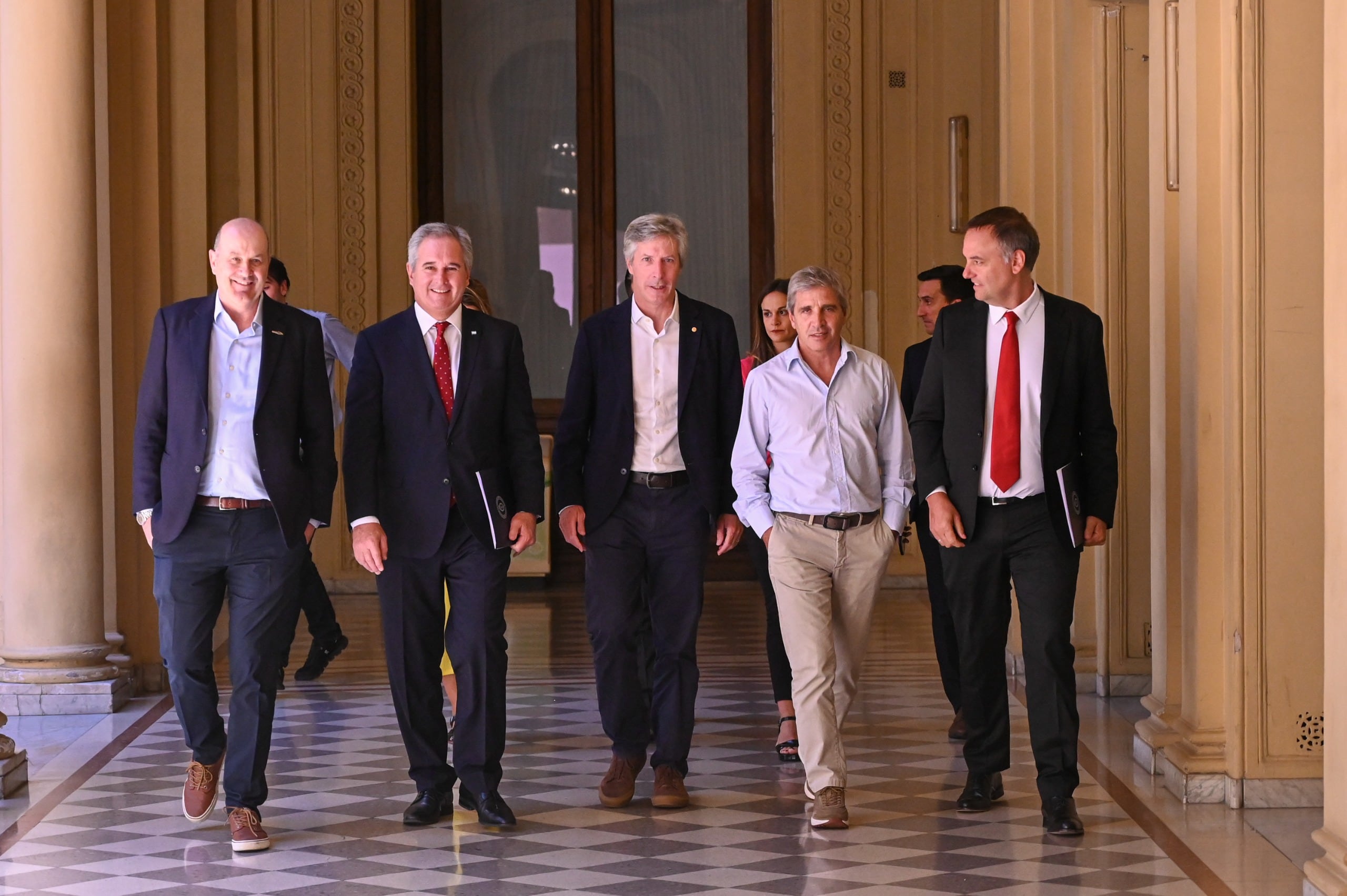 Los integrantes del Gabinete en la Casa Rosada, ingresando a la conferencia de prensa