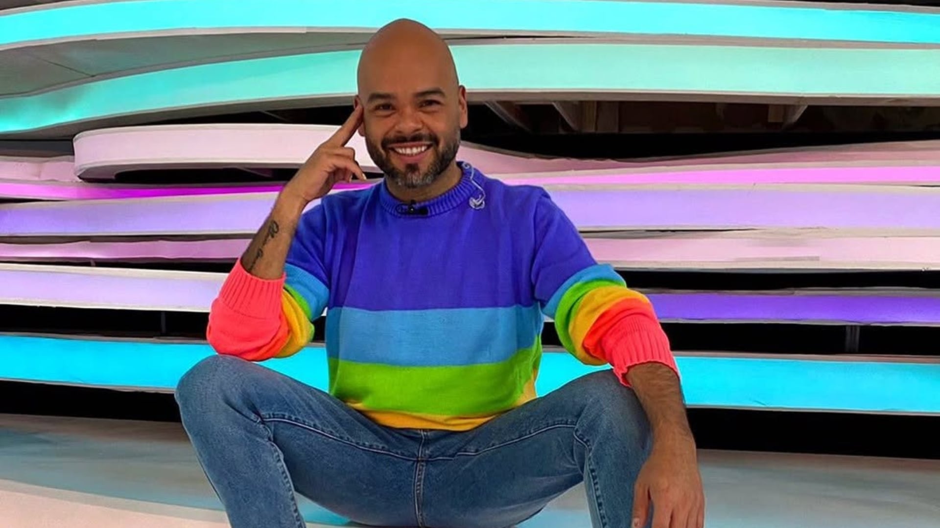En su niñez, Vargas pidió perdón a Dios por ser gay, esperando así ganar el amor y la aceptación de su familia - crédito @carlitosvargasm / Instagram