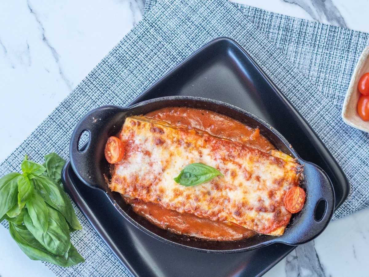 Receta de puerros rellenos de jamón serrano y queso acompañados con salsa de tomate