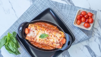 Receta de puerros rellenos de jamón serrano y queso acompañados con salsa de tomate