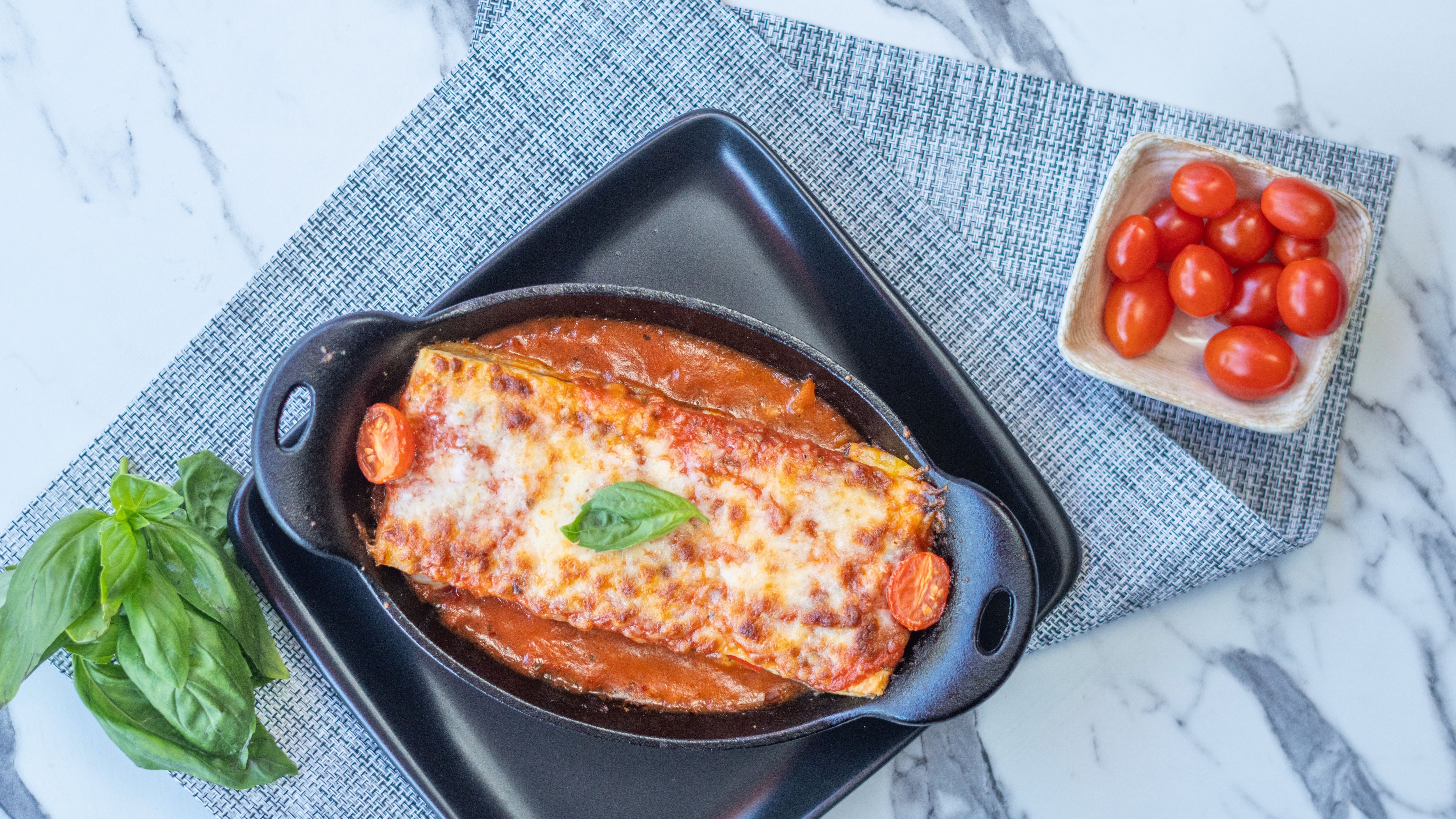 Receta de puerros rellenos con salsa de tomate (Pexels)