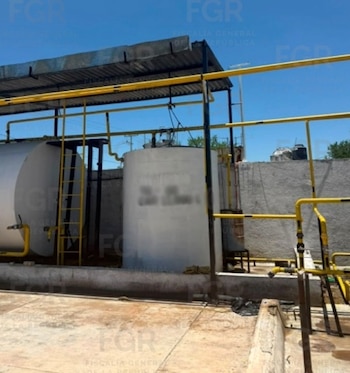 Los cateos permitieron decomisar cientos de miles de litros de petrolíferos, maquinaria especializada y equipo utilizado para el procesamiento clandestino de combustibles. (FGR)