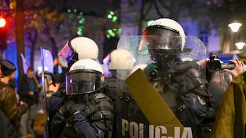 El presidente ordena a la Policía retirar el bloqueo y convoca al Parlamento para "restablecer el orden"