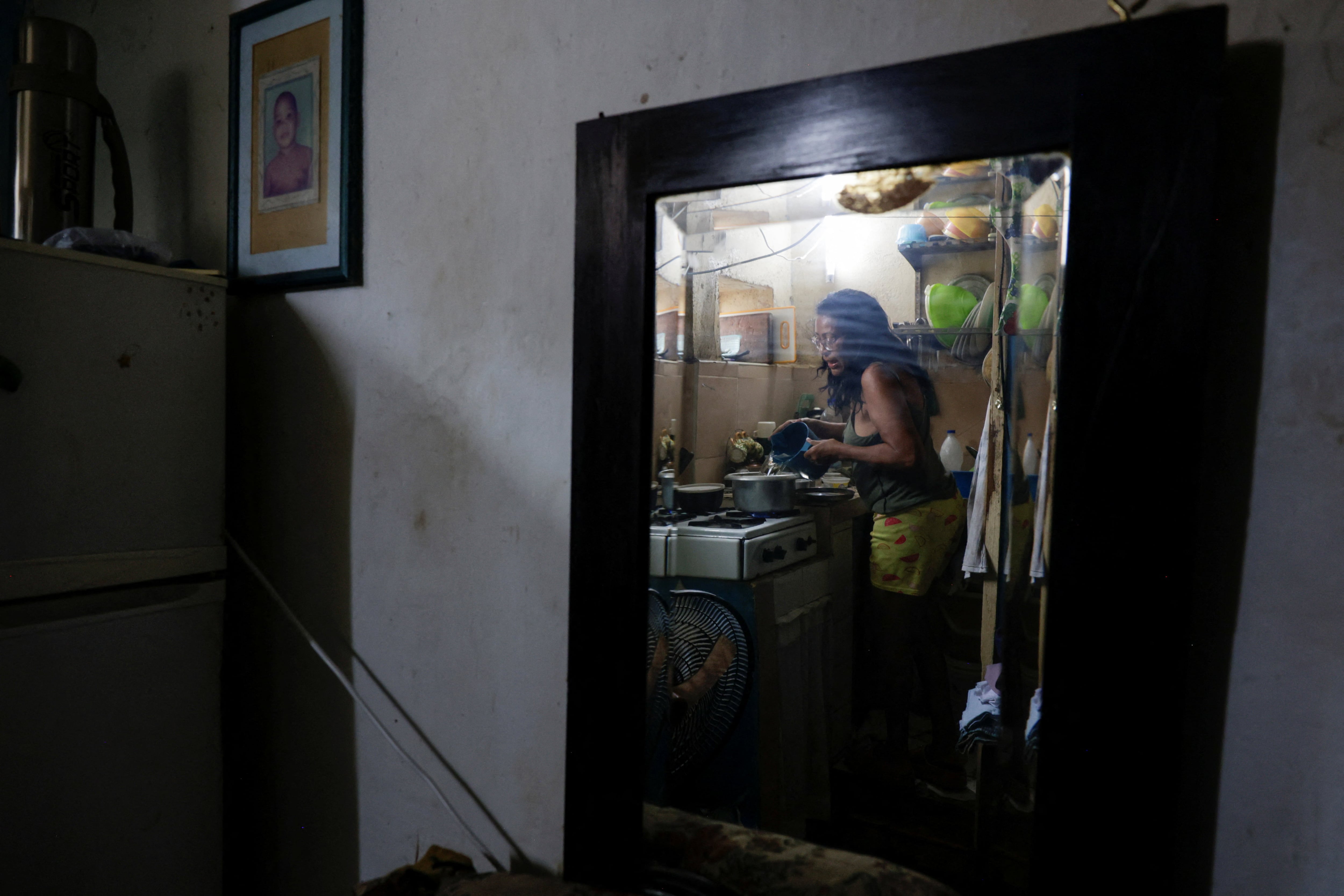 La costurera Gladys Giménez, de 62 años, hierve agua en su casa mientras Cuba se esfuerza por reconectar su red eléctrica nacional tras un apagón generalizado, en La Habana, Cuba, el 4 de agosto de 2026. REUTERS/Norlys Pérez