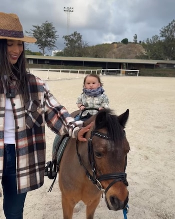 Una madre desafía límites al criar a su bebé reborn - crédito alejayjaime/IG