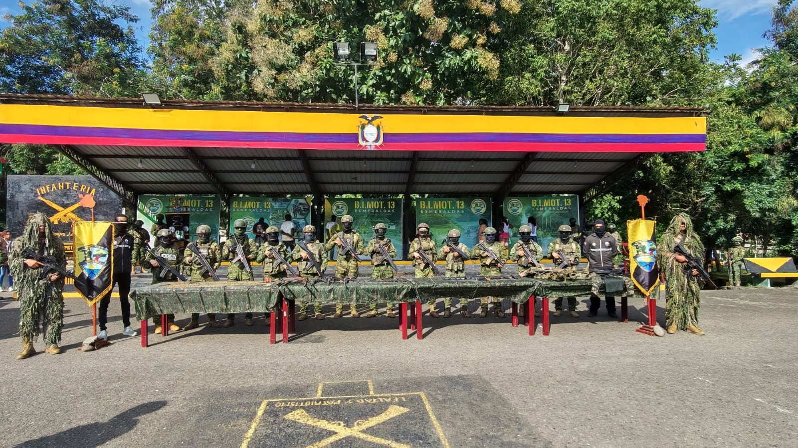 Durante las operaciones militares se decomisaron dos fusiles, tres escopetas, municiones, equipo táctico e insumos para permanencia en el terreno. (Ejército Ecuador)