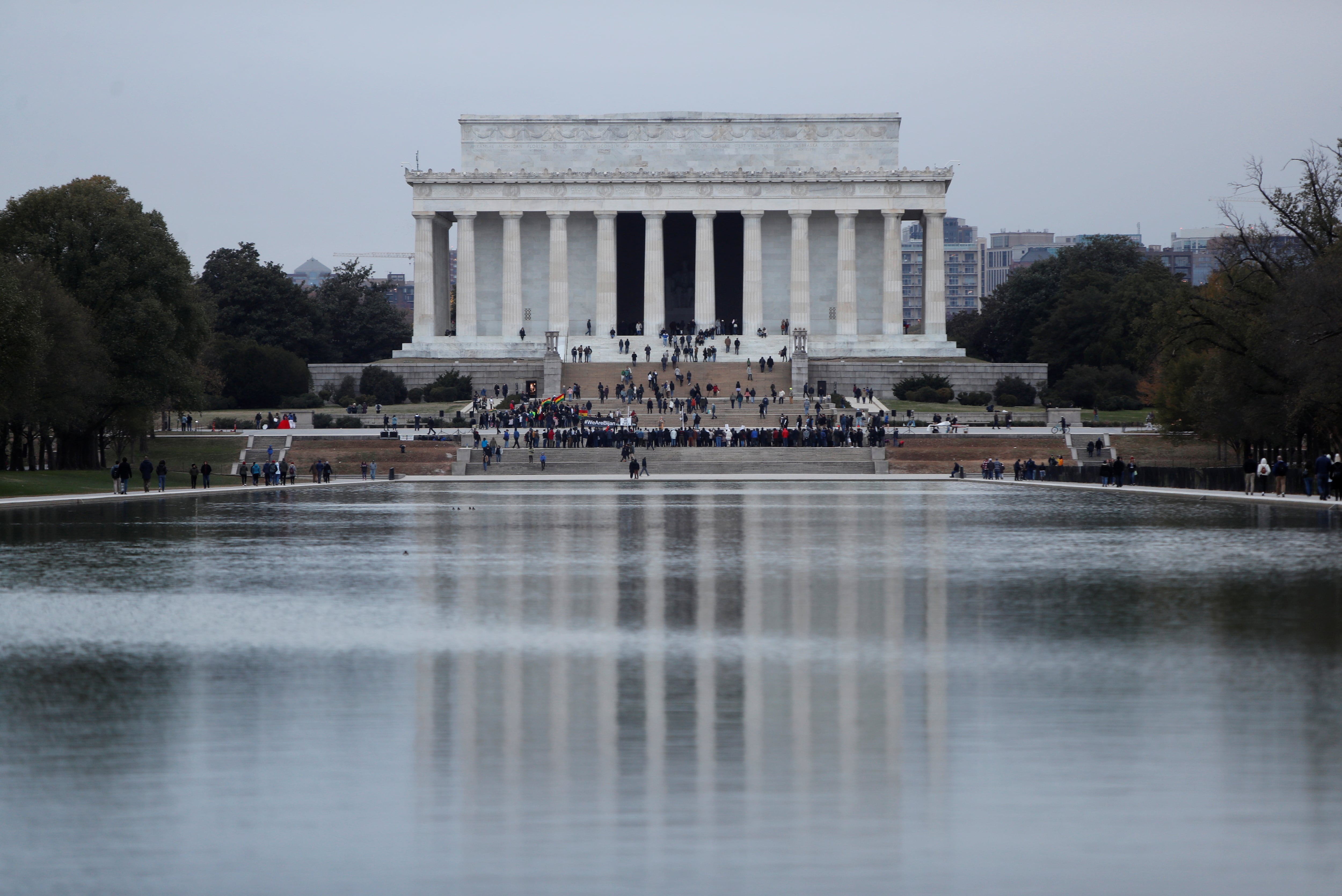 La estatua central de Abraham Lincoln mide 5,8 metros y está acompañada por el Discurso de Gettysburg y el Segundo Discurso Inaugural en el interior del memorial - REUTERS/Yara Nardi
