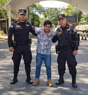 José Álvaro Gutiérrez Murcia, de 48 años, fue capturado en Honduras y entregado a la Policía Nacional Civil de El Salvador por homicidio agravado imperfecto o tentado. (Foto cortesía Policía Nacional Civil)