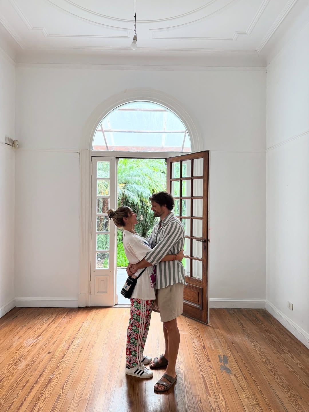 Matías y Jimena dieron la noticia en sus redes con una foto en la puerta de entrada de su nuevo hogar