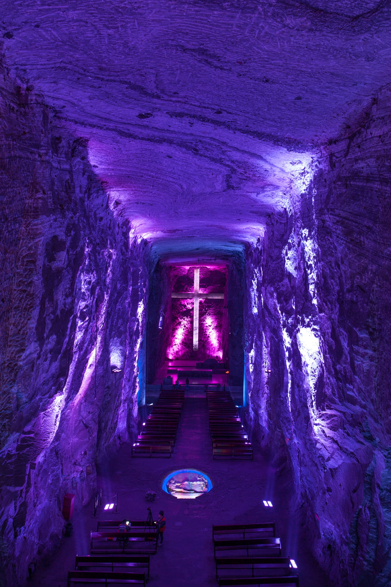 Santuario subterráneo tallado a 180 metros bajo tierra en los yacimientos de sal de Zipaquirá (Wikipedia)