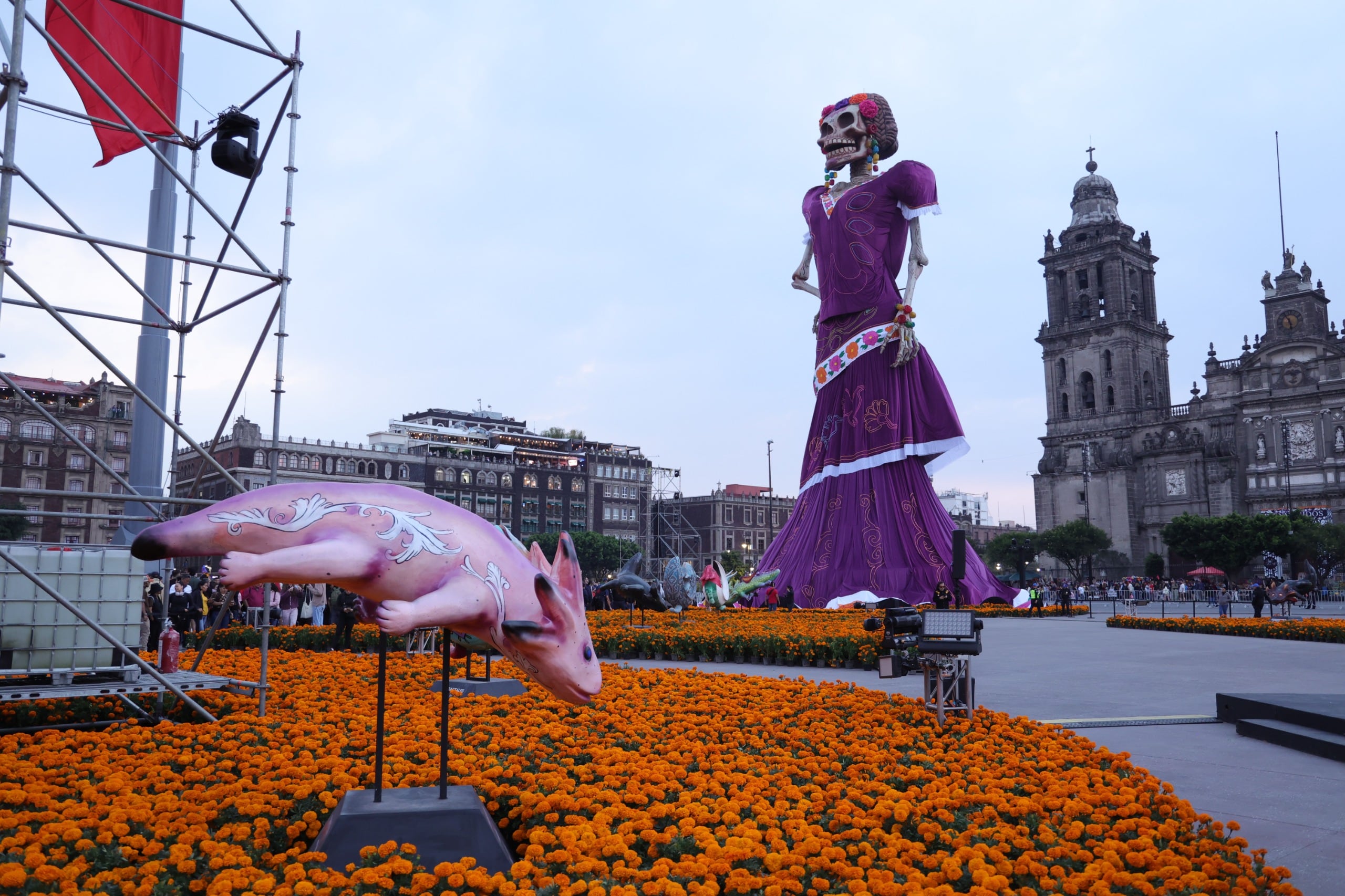 Una figura monumental de la Catrina y esculturas tradicionales ocupan la plaza del Zócalo de la Ciudad de México durante las actividades del Día de Muertos. (Gobierno CDMX)