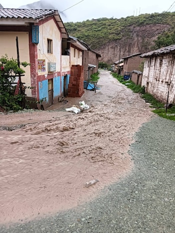 Río Paruro se desborda por