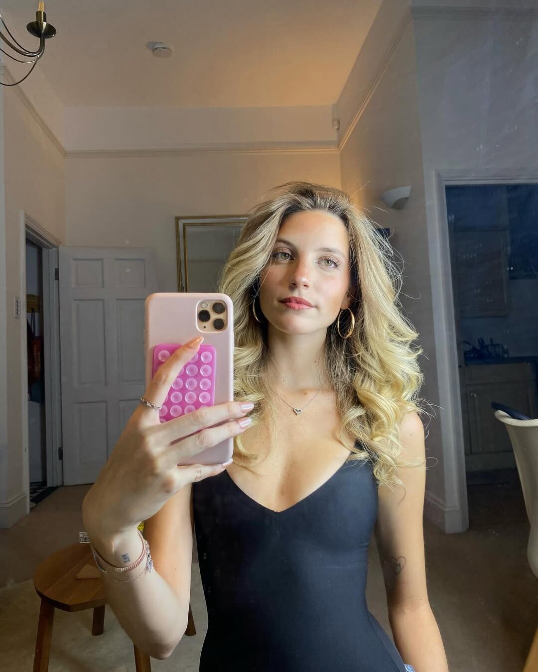 La joven modelo peruana prioriza su desarrollo profesional en la industria de la moda y las redes sociales, alejándose de los certámenes de belleza. (Instagram/@giameier)